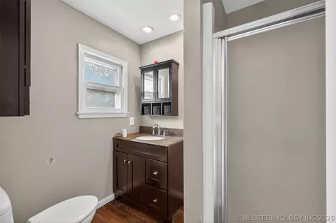 Bath - 5813 E 20th St, Tulsa, OK 74112 photo 1 of 2