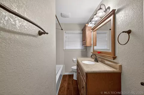 Bath - 5813 E 20th St, Tulsa, OK 74112 photo 2 of 2