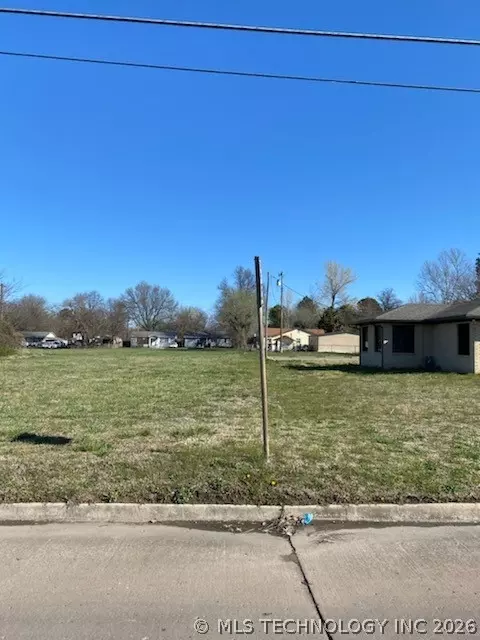 Broadway Street, Muskogee, OK 74401