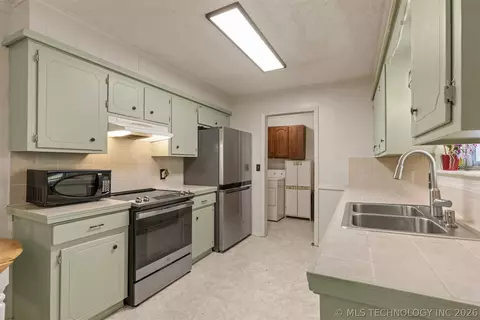 Kitchen - 11411 E 37th Pl, Tulsa, OK 74146 photo 4 of 6