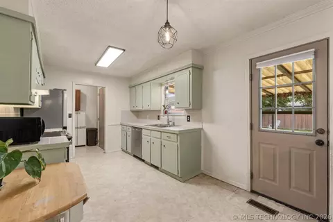 Kitchen - 11411 E 37th Pl, Tulsa, OK 74146 photo 3 of 6