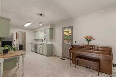 Kitchen - 11411 E 37th Pl, Tulsa, OK 74146 photo 1 of 6