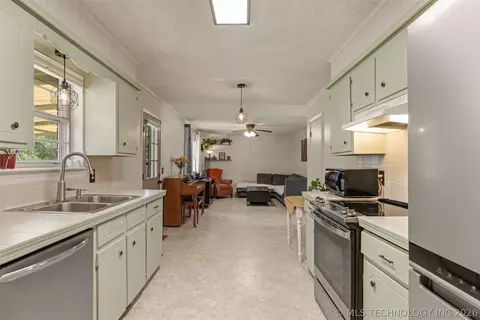 Kitchen - 11411 E 37th Pl, Tulsa, OK 74146 photo 6 of 6