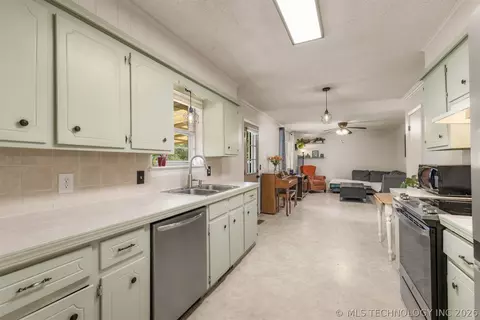 Kitchen - 11411 E 37th Pl, Tulsa, OK 74146 photo 5 of 6
