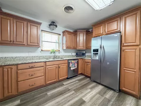 Kitchen - 106 Risner St, Davis, OK 73030 photo 2 of 2