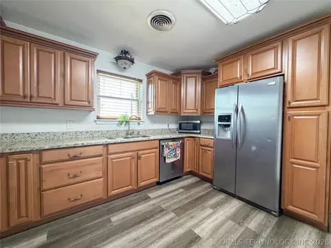 Kitchen - 106 Risner St, Davis, OK 73030 photo 2 of 2