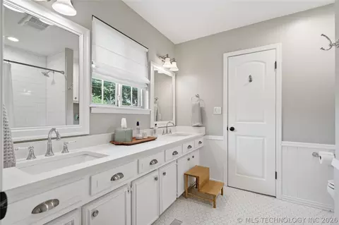 Bath - 3235 E 59th St, Tulsa, OK 74105 photo 6 of 6