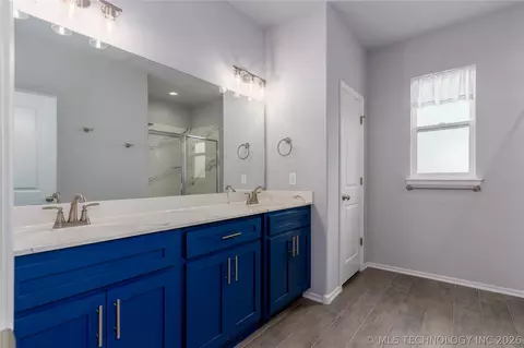 Bath - 814 E Honolulu Pl, Broken Arrow, OK 74012 photo 1 of 3