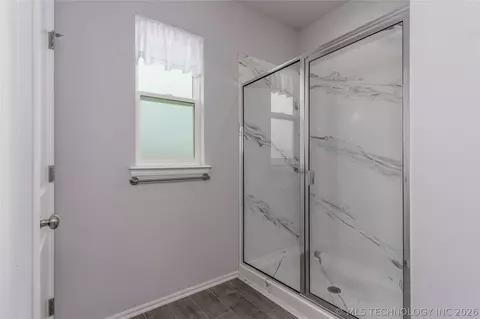 Bath - 814 E Honolulu Pl, Broken Arrow, OK 74012 photo 2 of 3