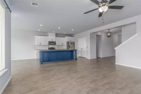 Living - 814 E Honolulu Pl, Broken Arrow, OK 74012 photo 1 of 4