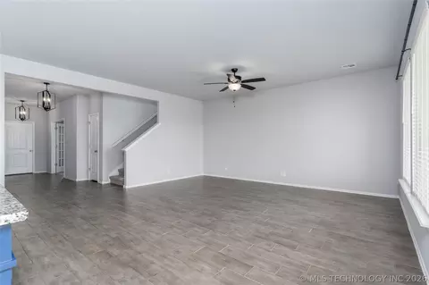 Living - 814 E Honolulu Pl, Broken Arrow, OK 74012 photo 3 of 4