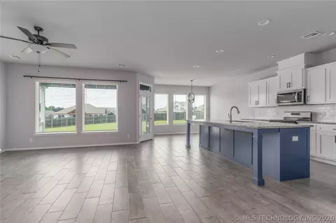Living - 814 E Honolulu Pl, Broken Arrow, OK 74012 photo 2 of 4