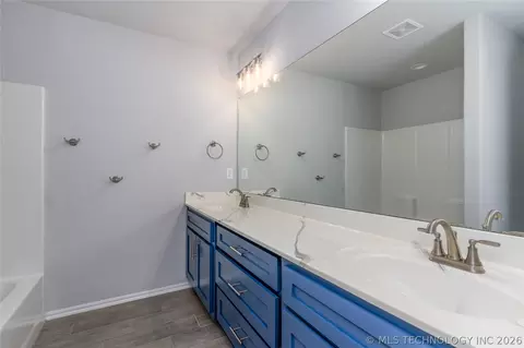 Bath - 814 E Honolulu Pl, Broken Arrow, OK 74012 photo 3 of 3