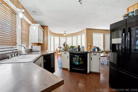 Kitchen - 20355 S 85th St E, Webbers Falls, OK 74470 photo 2 of 2