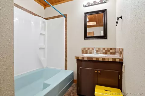 Bath - 20355 S 85th St E, Webbers Falls, OK 74470 photo 3 of 4