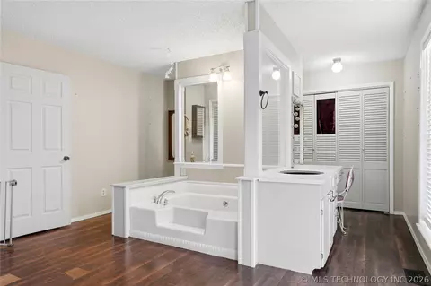 Bath - 20355 S 85th St E, Webbers Falls, OK 74470 photo 1 of 4