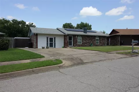 2042 W Toledo St, Broken Arrow, OK 74012