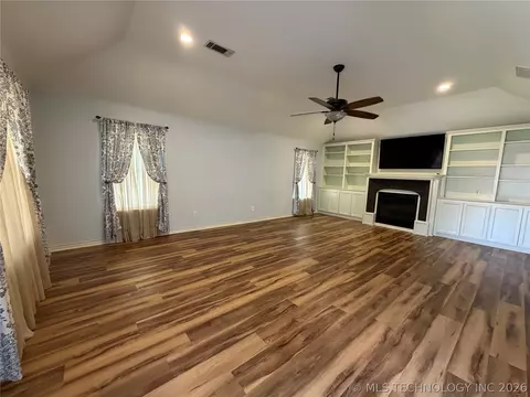 Living - 507 E Tonner, Calera, OK 74730 photo 2 of 4