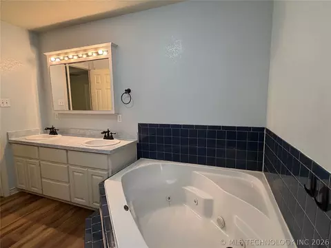 Bath - 507 E Tonner, Calera, OK 74730 photo 1 of 7