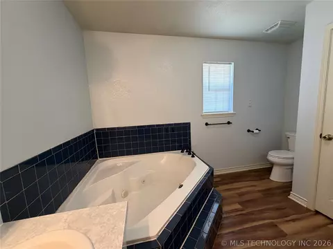 Bath - 507 E Tonner, Calera, OK 74730 photo 2 of 7