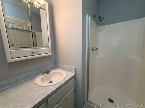 Bath - 507 E Tonner, Calera, OK 74730 photo 6 of 7
