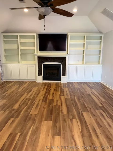 Living - 507 E Tonner, Calera, OK 74730 photo 3 of 4