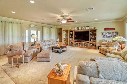 Living - 124 Walnut Rdg, Eufaula, OK 74432 photo 2 of 4