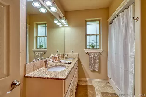 Bath - 124 Walnut Rdg, Eufaula, OK 74432 photo 5 of 6