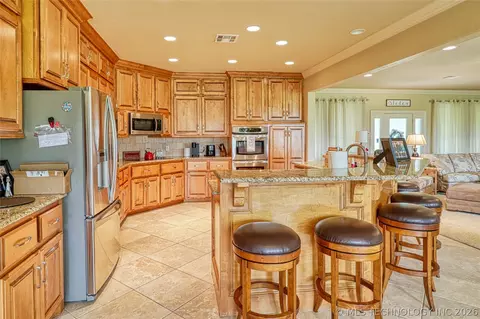 Kitchen - 124 Walnut Rdg, Eufaula, OK 74432 photo 2 of 4