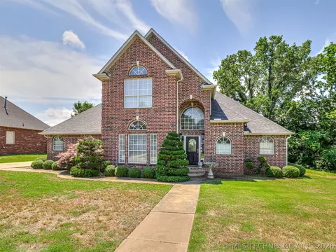 614 W 37th Pl, Sand Springs, OK 74063