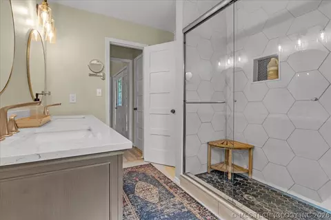 Bath - 5813 E 64th Pl, Tulsa, OK 74136 photo 4 of 8