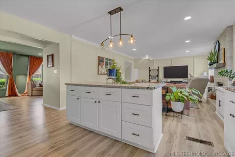 Kitchen - 5813 E 64th Pl, Tulsa, OK 74136 photo 8 of 9