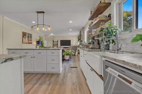Kitchen - 5813 E 64th Pl, Tulsa, OK 74136 photo 7 of 9