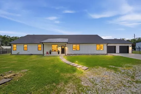 8116 Gary Dr, Tulsa, OK 74131