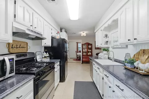 Kitchen - 41 E 148th St S, Glenpool, OK 74033 photo 1 of 2