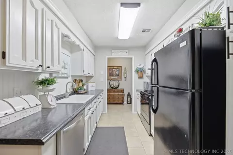 Kitchen - 41 E 148th St S, Glenpool, OK 74033 photo 2 of 2