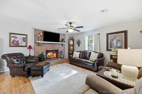Living - 41 E 148th St S, Glenpool, OK 74033 photo 1 of 3