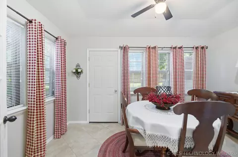 Dining - 41 E 148th St S, Glenpool, OK 74033 photo 2 of 4