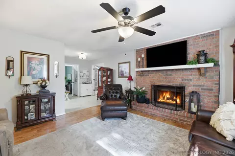Living - 41 E 148th St S, Glenpool, OK 74033 photo 2 of 3