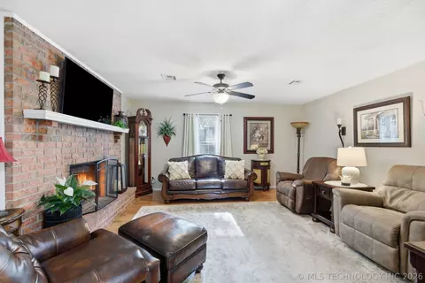 Living - 41 E 148th St S, Glenpool, OK 74033 photo 3 of 3