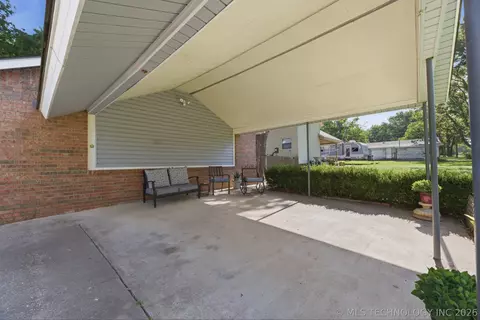 Exterior - 41 E 148th St S, Glenpool, OK 74033 photo 2 of 4
