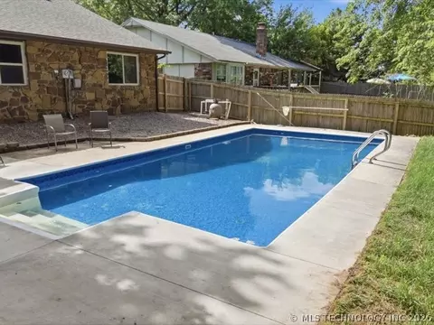 Exterior - 1200 S 28th St, Broken Arrow, OK 74014 photo 5 of 7