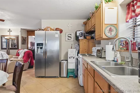 Kitchen - 419168 E 1141 Rd, Eufaula, OK 74432 photo 3 of 4