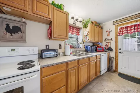 Kitchen - 419168 E 1141 Rd, Eufaula, OK 74432 photo 2 of 4