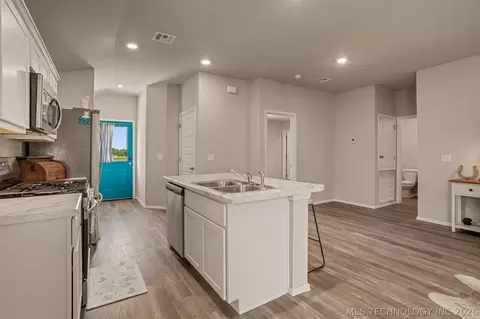 Entry Way - 315 N Cattle Dr, Haskell, OK 74436 photo 6 of 9