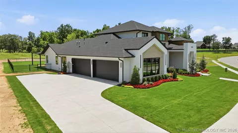 Exterior - 8801 Elgin St, Broken Arrow, OK 74014 photo 4 of 14