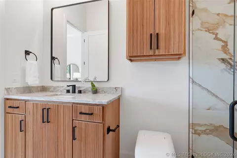 Bath - 8801 Elgin St, Broken Arrow, OK 74014 photo 5 of 10