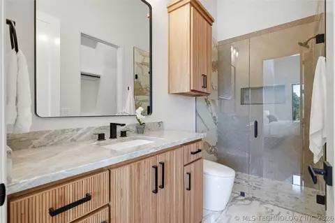 Bath - 8801 Elgin St, Broken Arrow, OK 74014 photo 6 of 10