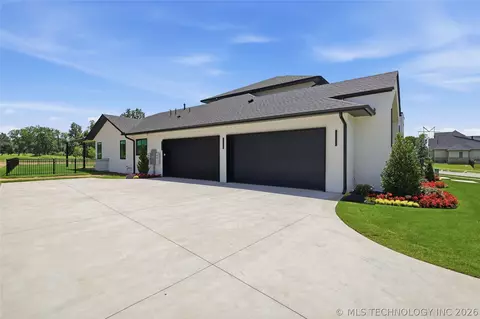 Exterior - 8801 Elgin St, Broken Arrow, OK 74014 photo 6 of 14