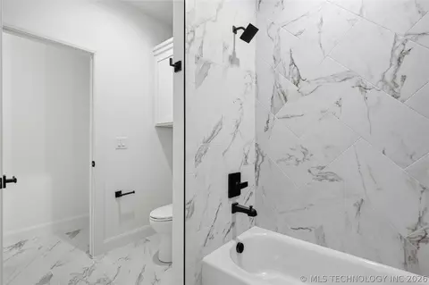 Bath - 8801 Elgin St, Broken Arrow, OK 74014 photo 8 of 10